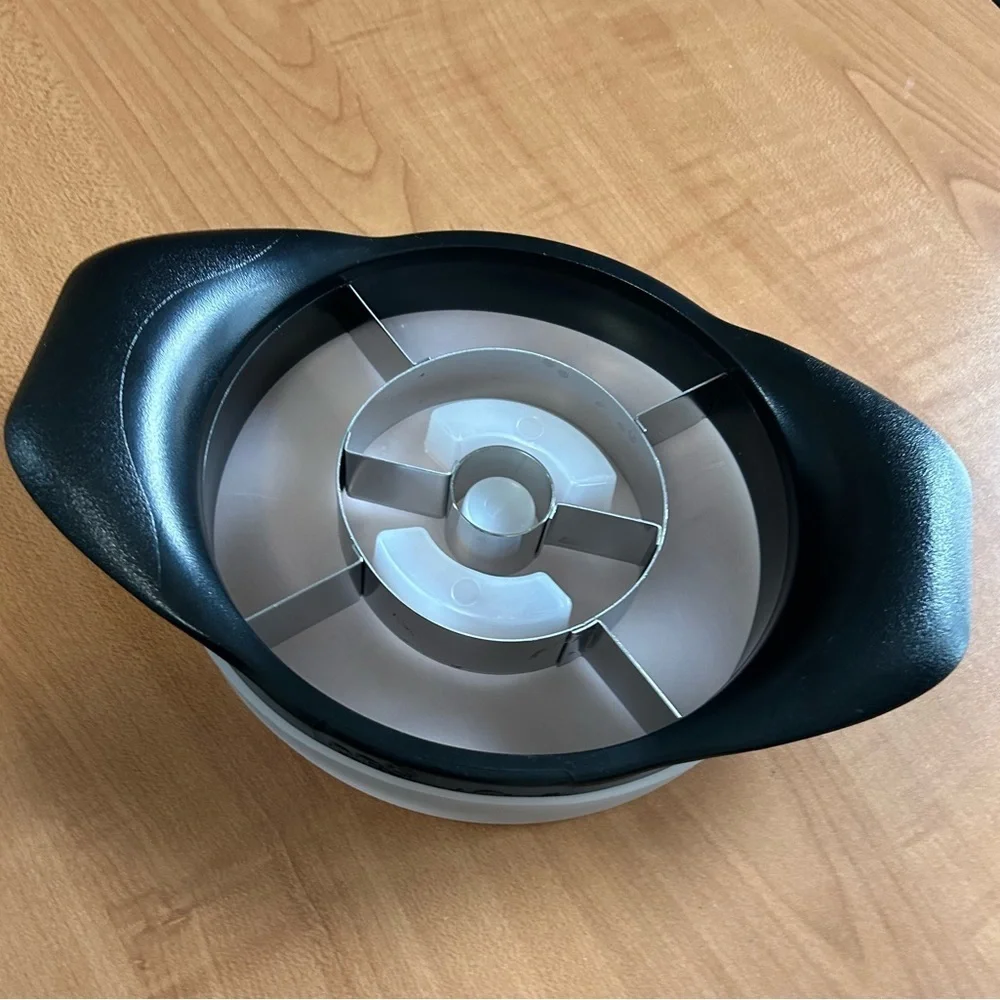 pampered chef slicer pineapple/mellon corer-wedger new condition kitchen utensil
